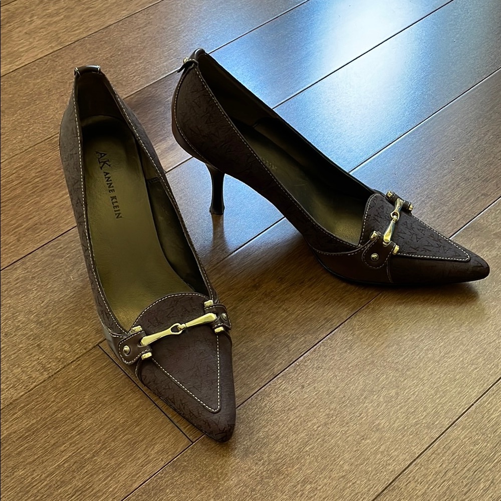 Anne Klein Classic Brown Pointed-Toe Heels with Metal Accent